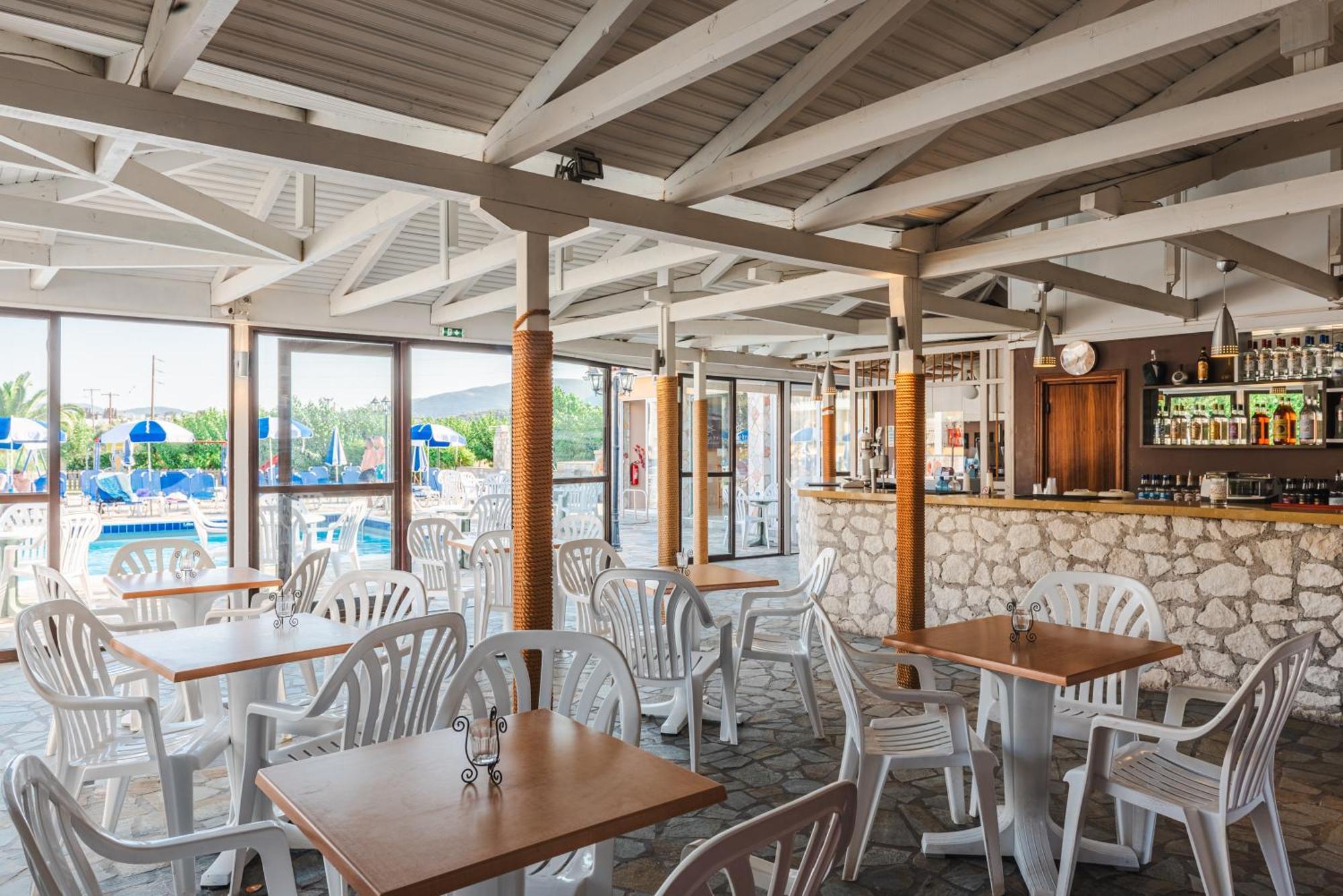 Village Inn Studios & Family Apartments ラガナス エクステリア 写真