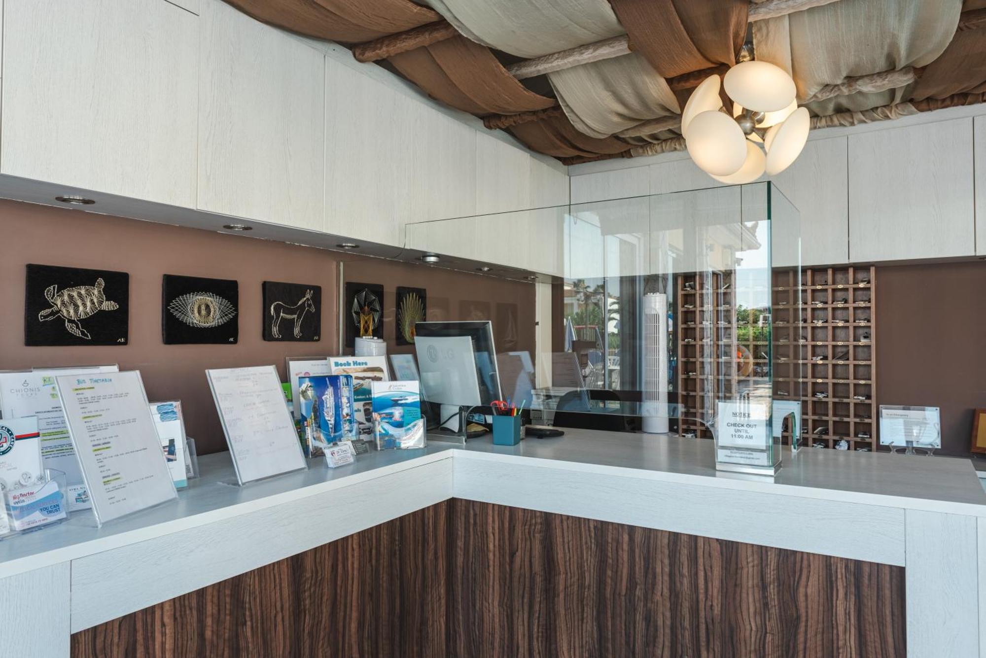 Village Inn Studios & Family Apartments ラガナス エクステリア 写真